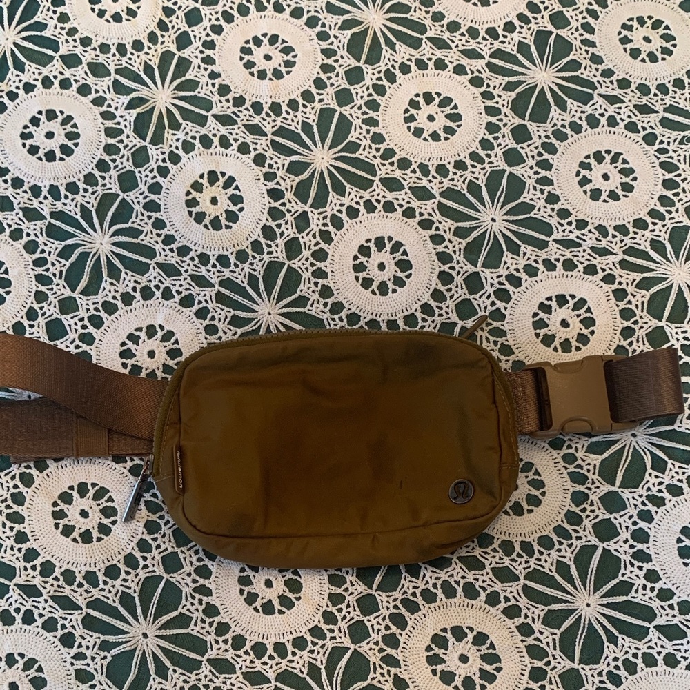 Lululemon Everywhere Belt Bag